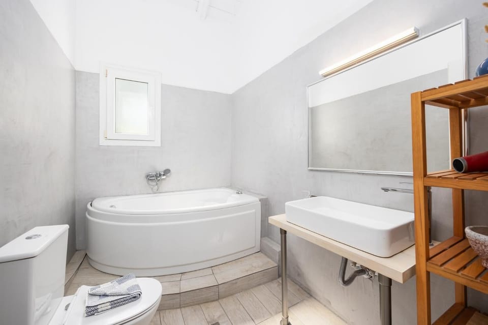 Twin bedroom with en suite bathroom and A/C