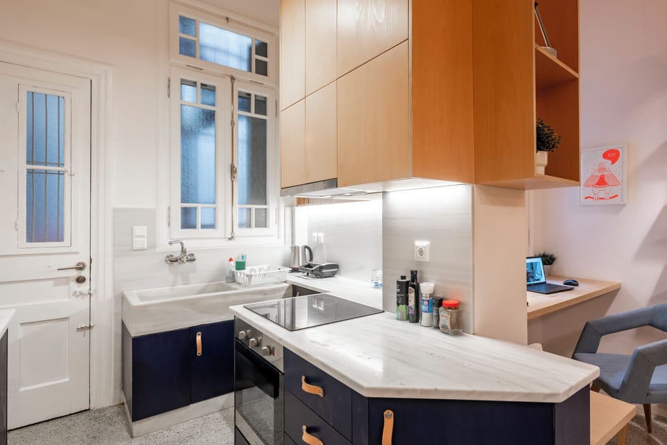 Deluxe Apartment | Private kitchen | Full-size fridge, microwave, oven, stovetop