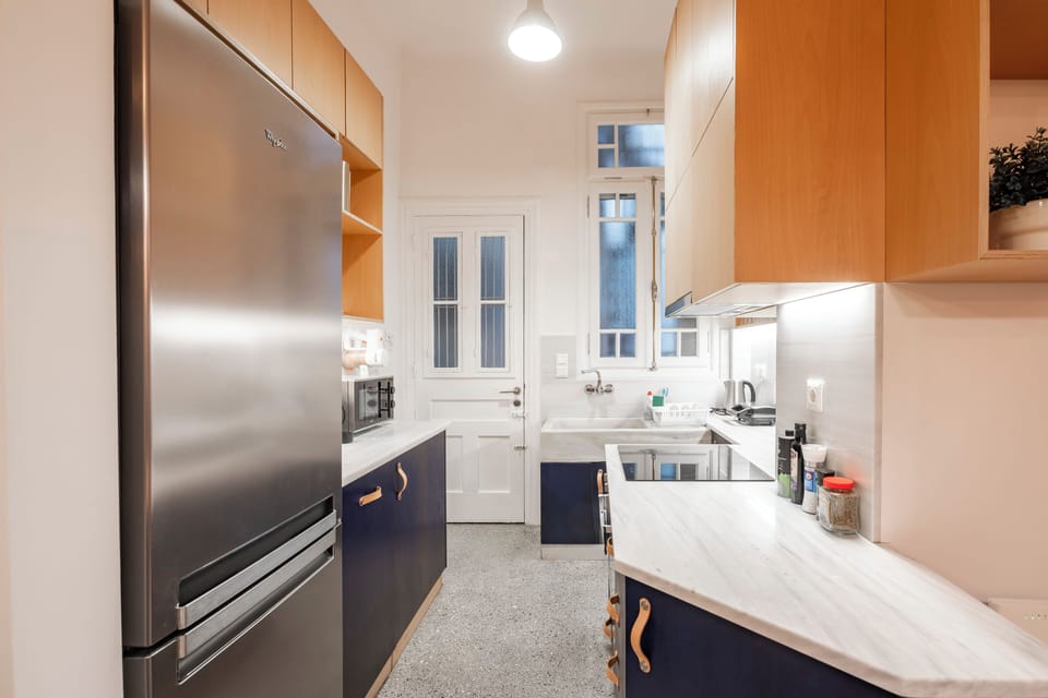 Deluxe Apartment | Private kitchen | Full-size fridge, microwave, oven, stovetop