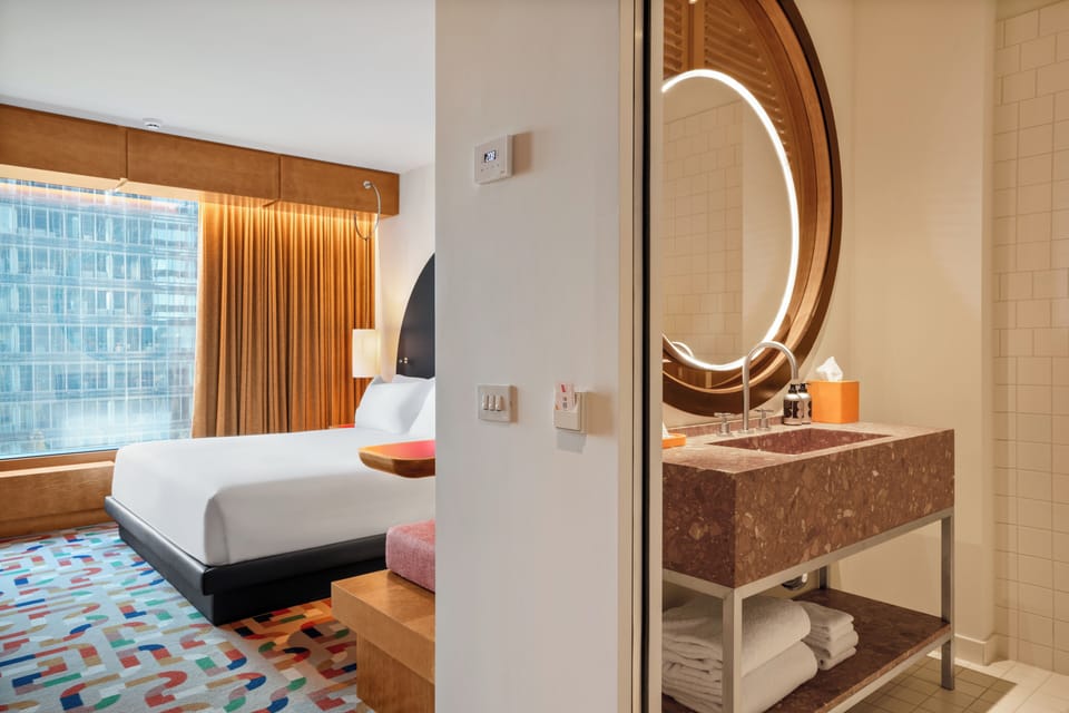 Standard Room, 1 King Bed | Premium bedding, minibar, in-room safe, laptop workspace