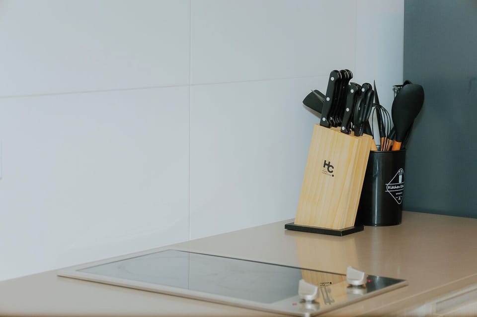 Cocina con estufa eléctrica y utensilios básicos para tus comidas.
