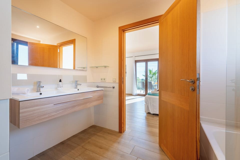 Superior Double Room, Terrace, Garden View | Bathroom | Shower, free toiletries, hair dryer, slippers