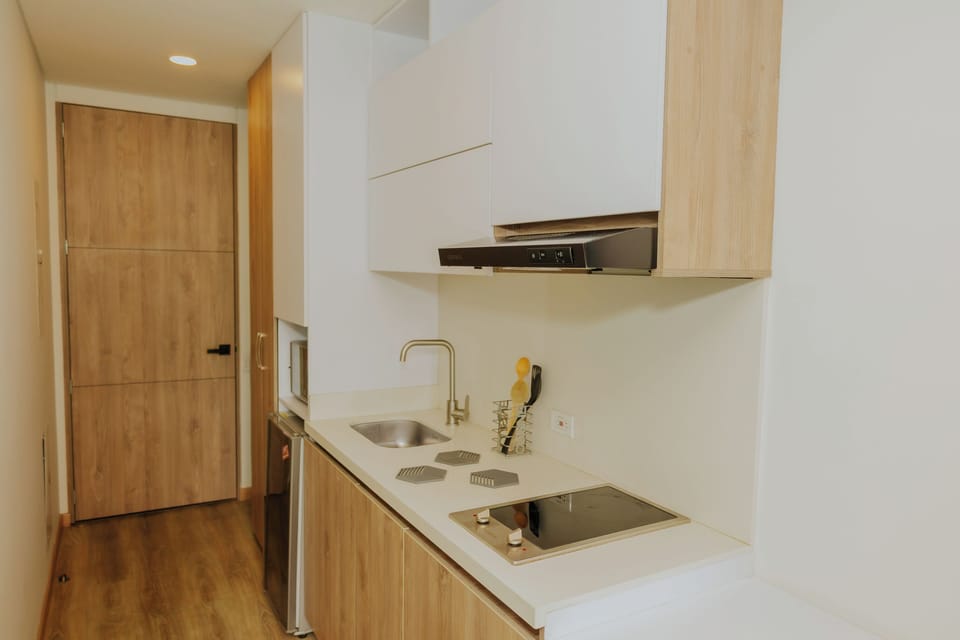 Cocina compacta, moderna y totalmente equipada