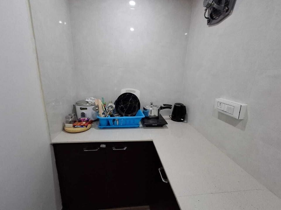 Deluxe Room, Garden View | Private kitchen | Fridge, stovetop, cookware/dishes/utensils