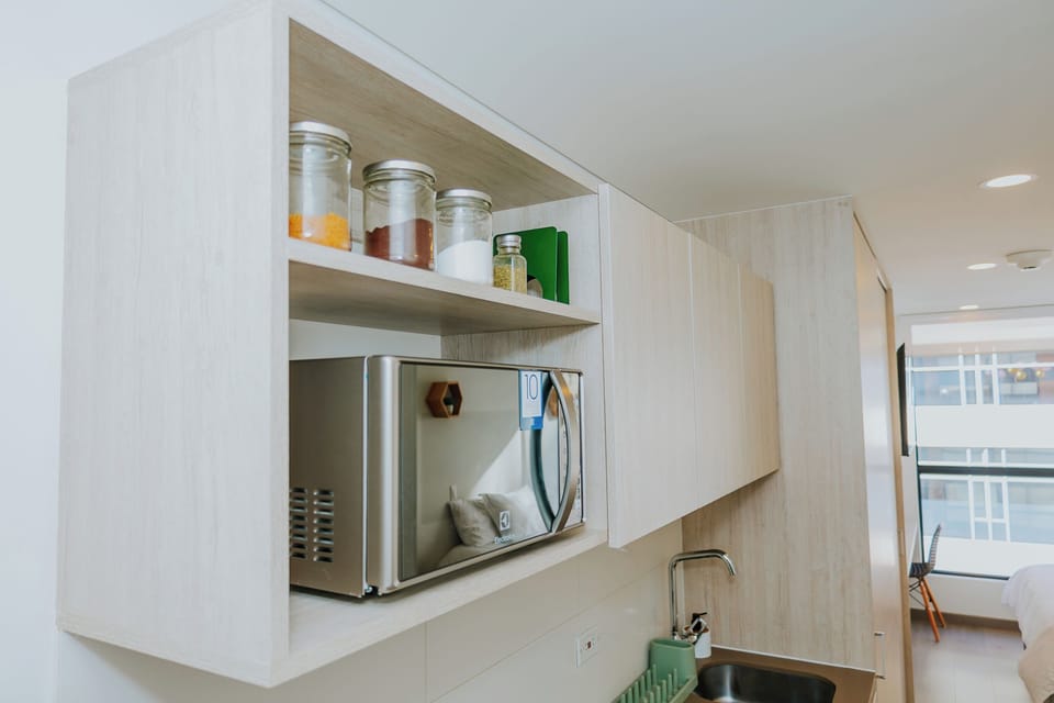 Cocina, microondas, espacio de almacenamiento 