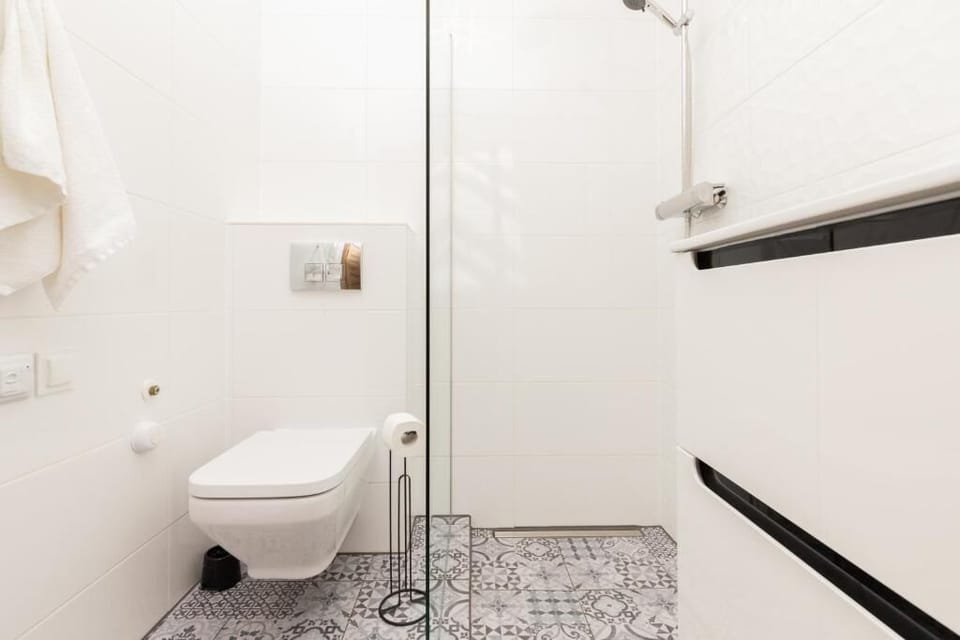 Comfort Apartment | Bathroom | Free toiletries, hair dryer, towels, toilet paper