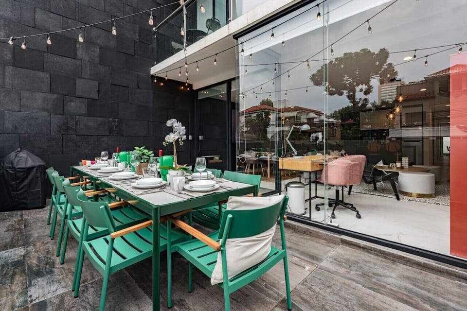 Terrace ambiance with string lights for a magical evening under the stars.