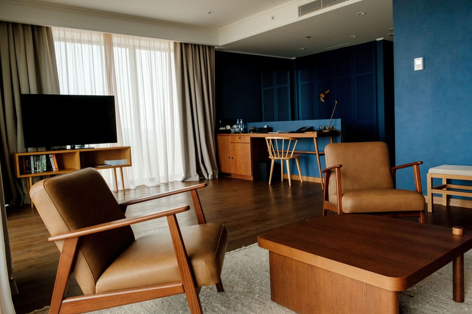 Patio Suite | In-room safe, desk, laptop workspace, blackout drapes
