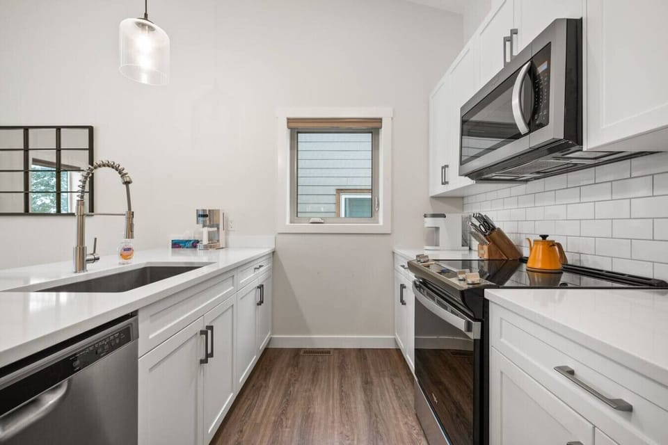 Full chef`s kitchen with drip & Keurig coffee machines.