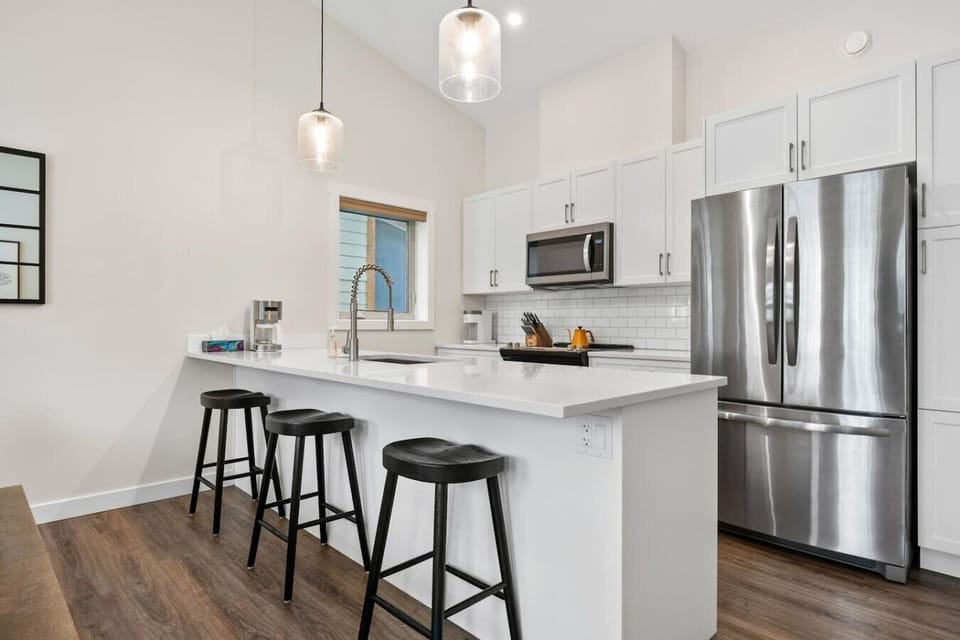Full chef`s kitchen with drip & Keurig coffee machines.