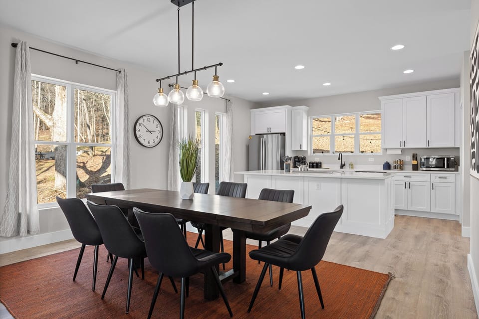 🏡The Owl’s Hollow🏡 Dining Room & Fully Stocked Kitchen
