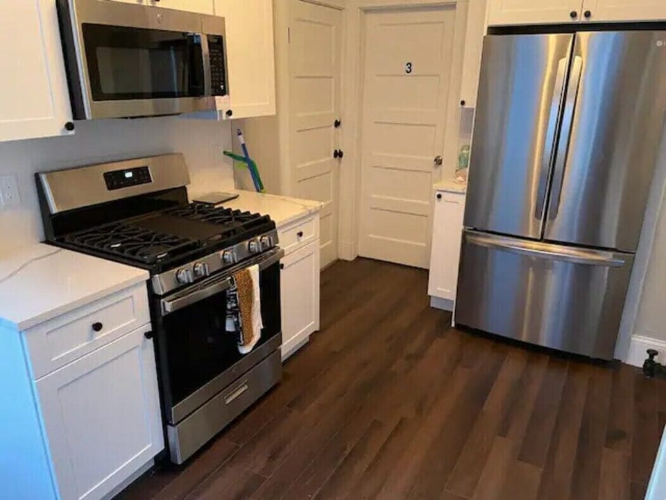 Full-size fridge, microwave, oven, stovetop