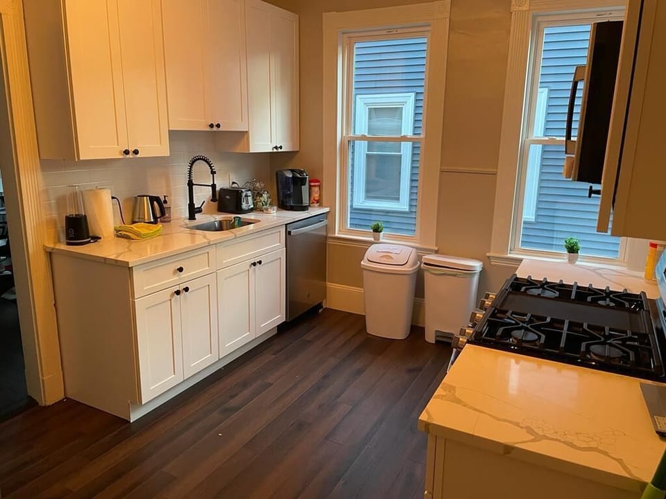 Full-size fridge, microwave, oven, stovetop