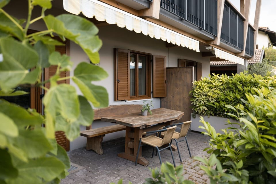 Covered terrace with a mountain view