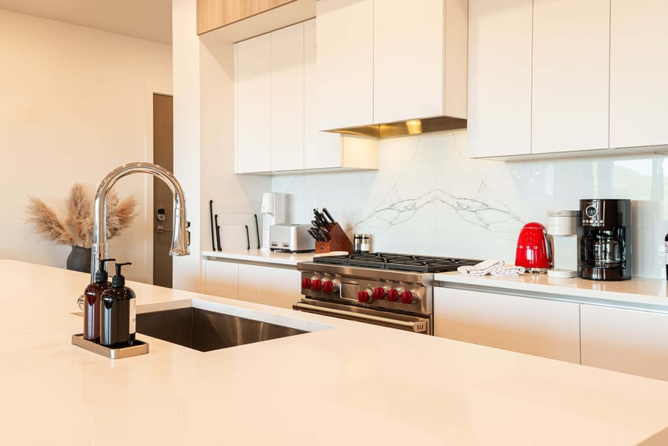 Chef's kitchen with gas range and backsplash