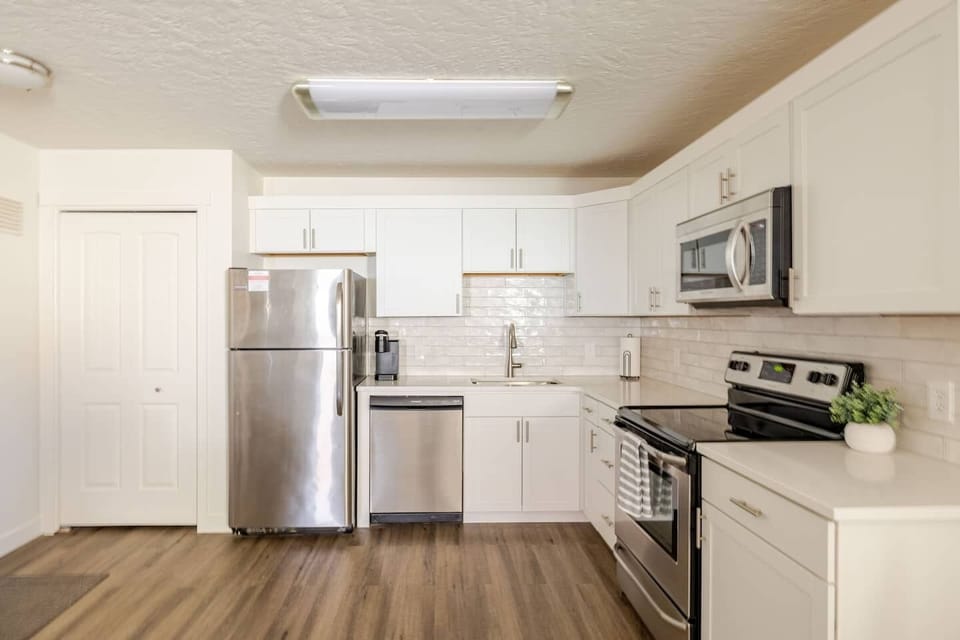 Full Kitchen, Dishwasher, Stove/Oven, Microwave, Keurig