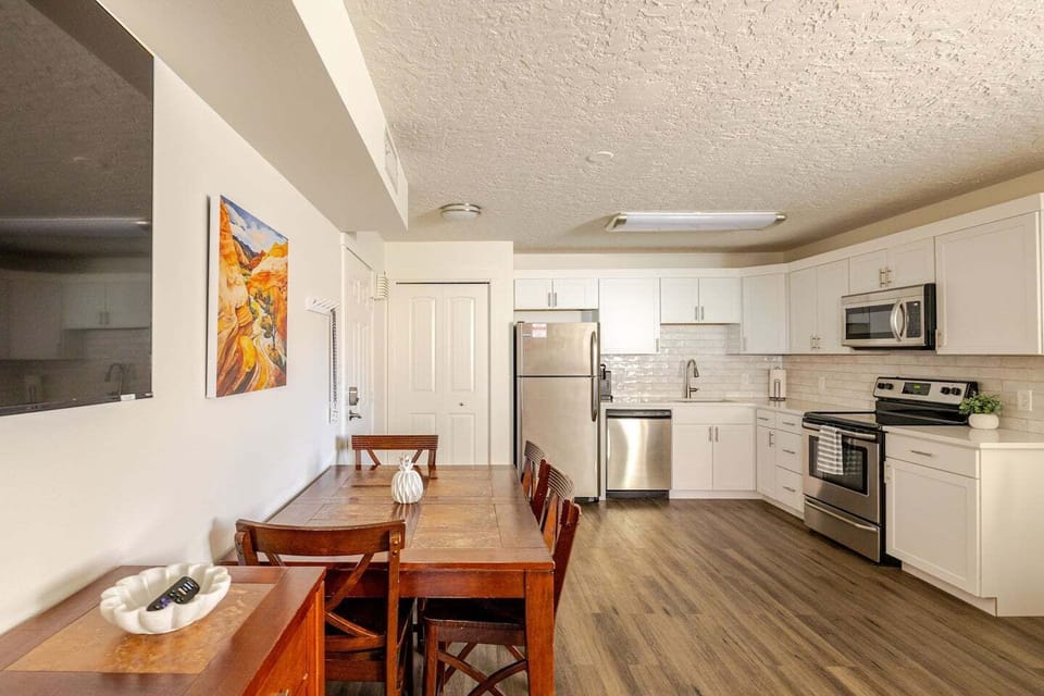 Living area, Dining & Full Kitchen