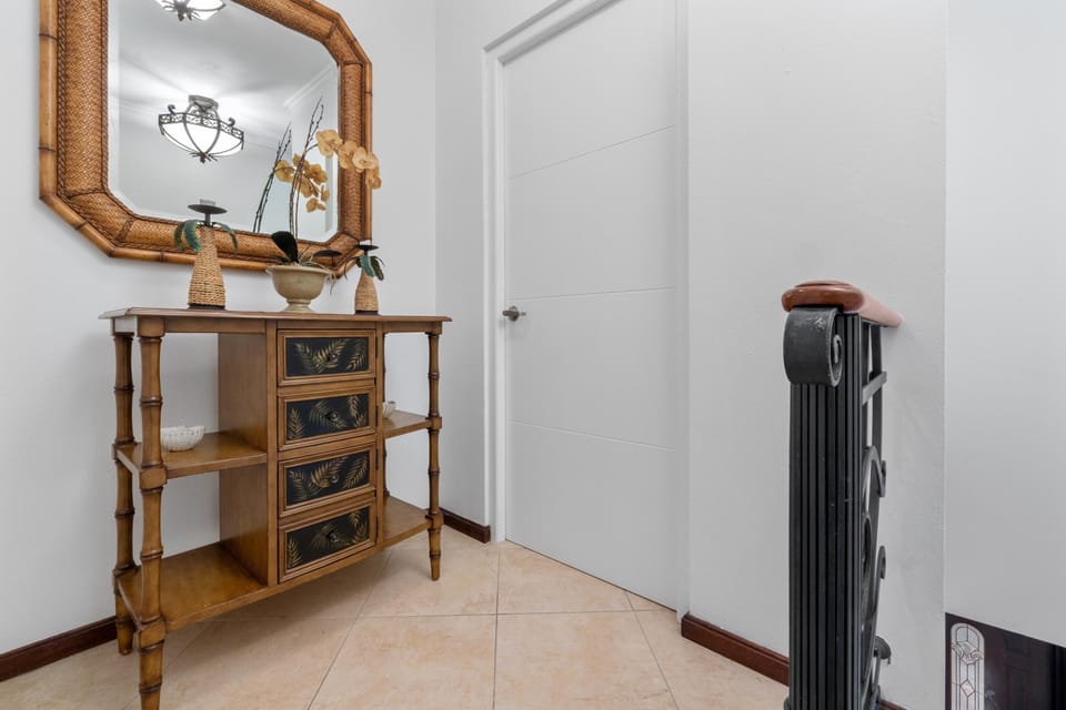 Gold Coast Townhome w/ Pools ~ GYM ~ 24/7 Security (25031)