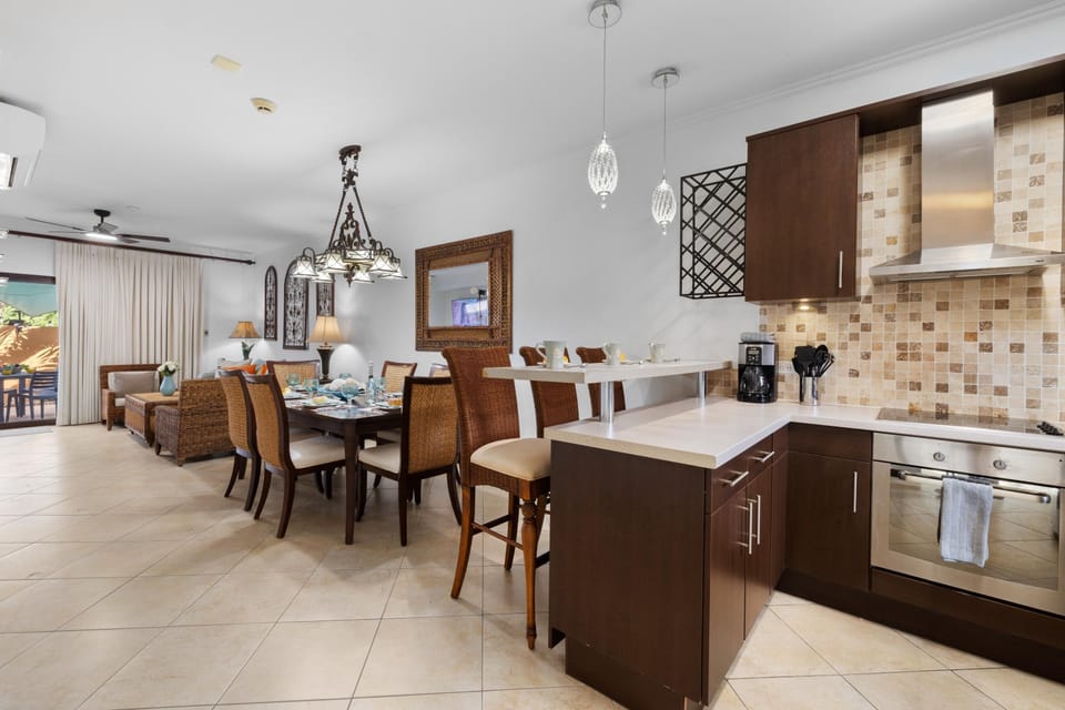 Gold Coast Townhome w/ Pools ~ GYM ~ 24/7 Security (25043)