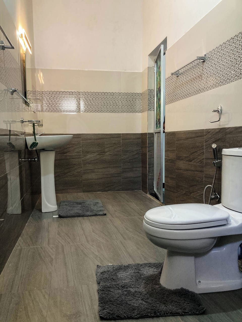 Deluxe Double Room, Non Smoking | Bathroom | Free toiletries, hair dryer, slippers, towels