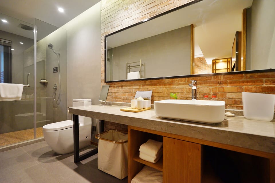 Design Double Room, Courtyard View | Bathroom | Shower, hair dryer, slippers, towels