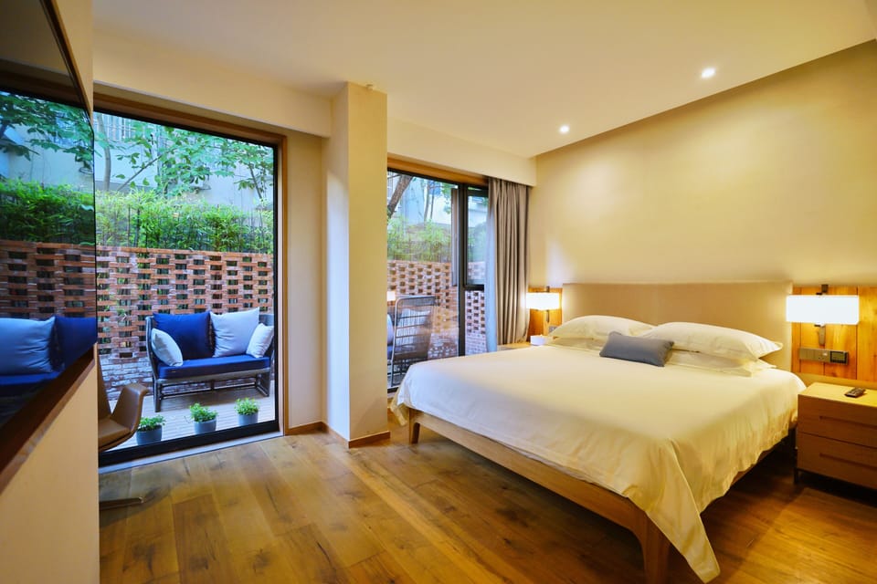 Design Double Room, Courtyard View | Blackout drapes, iron/ironing board, free WiFi