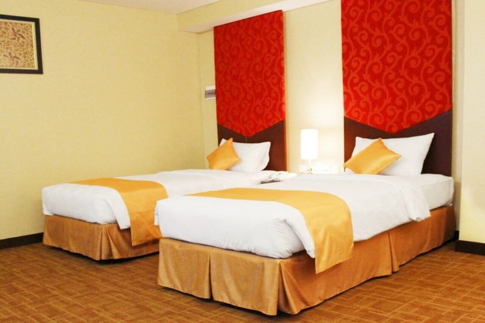 Deluxe Twin Room | In-room safe, desk, laptop workspace, iron/ironing board