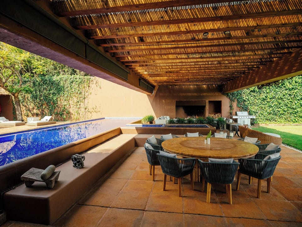 Alberca y comedor exterior 