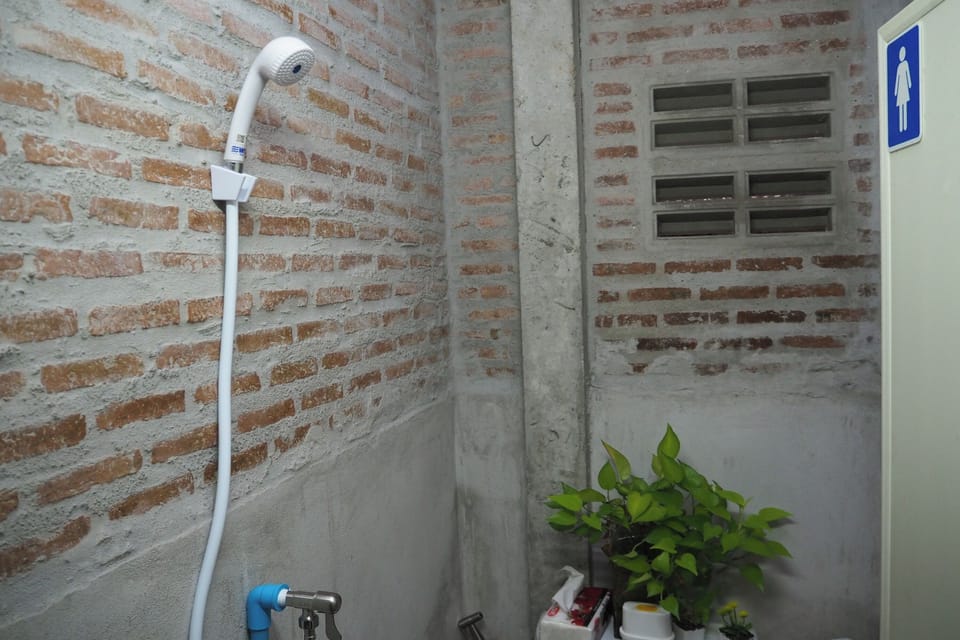 Shower, rainfall showerhead, free toiletries, hair dryer