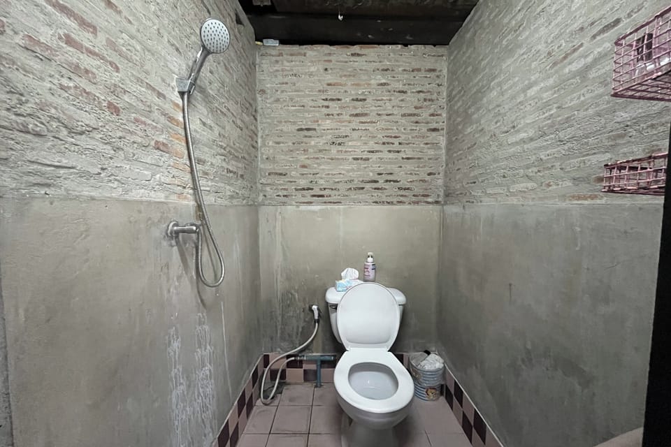 Shower, rainfall showerhead, free toiletries, hair dryer