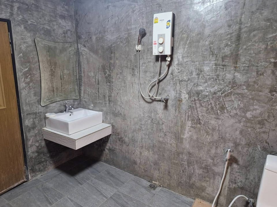 Standard Double Room Garden View 2 | Bathroom | Shower, rainfall showerhead, free toiletries, hair dryer