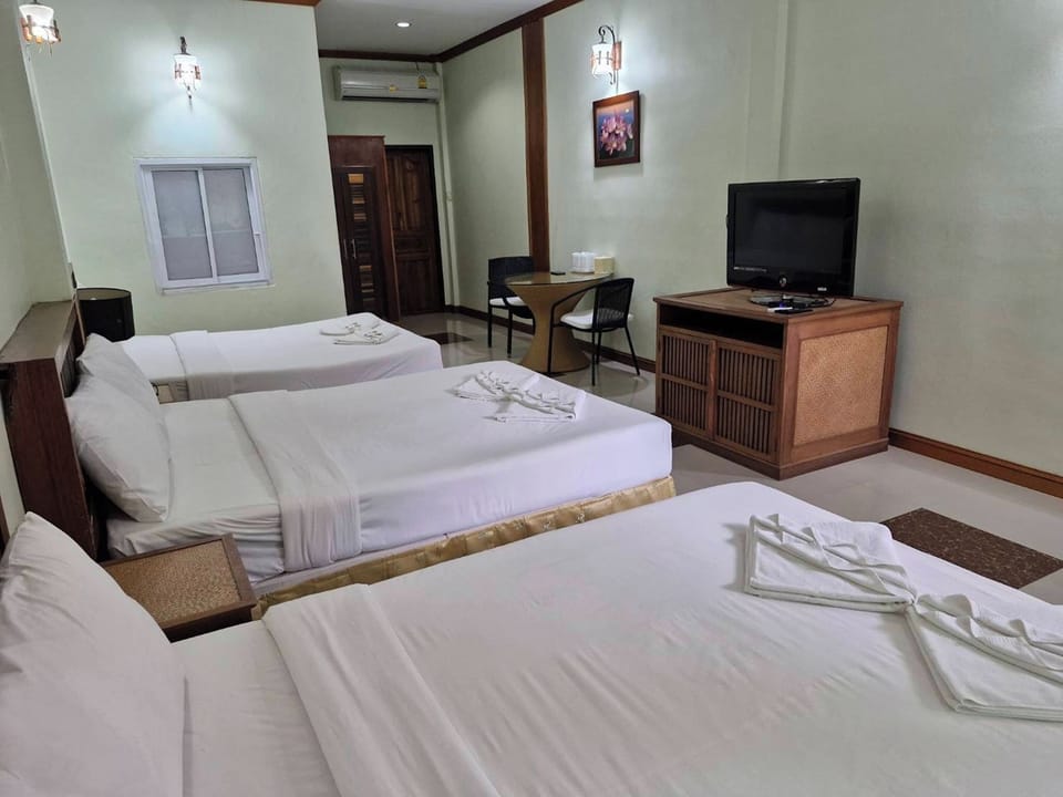 Family Room River View | Desk, blackout drapes, iron/ironing board, WiFi (free)