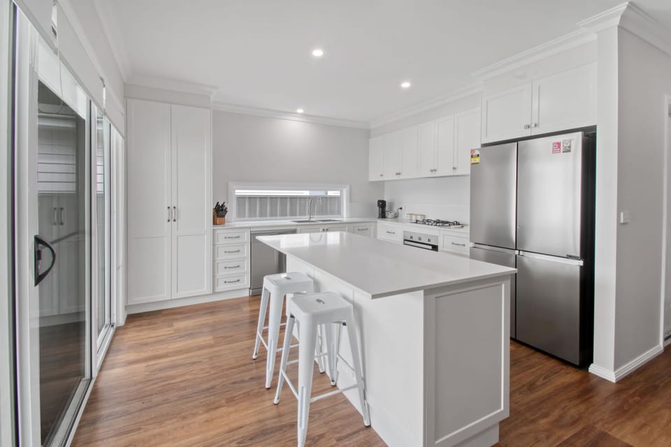Kitchen + Coffee Machine + Breakfast Bar/Stools