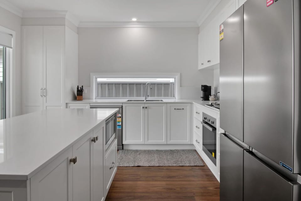 Kitchen + Coffee Machine + Breakfast Bar/Stools