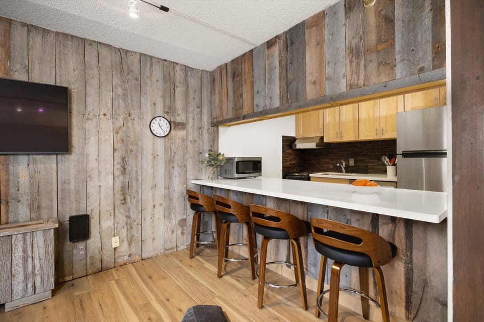 The breakfast bar seats four people for a casual breakfast or apres snack!