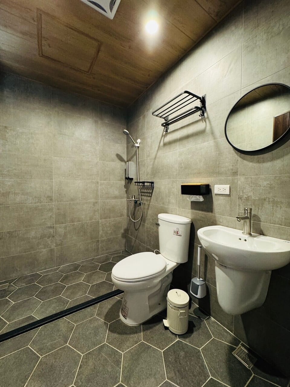 Deluxe Twin Room, 1 Bedroom, Non Smoking, Ensuite | Bathroom | Hair dryer, towels, shampoo, toilet paper