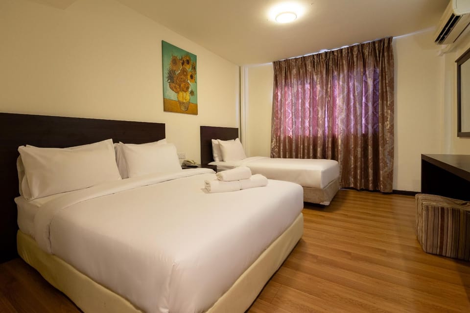 Triple Room | Desk, free WiFi, bed sheets
