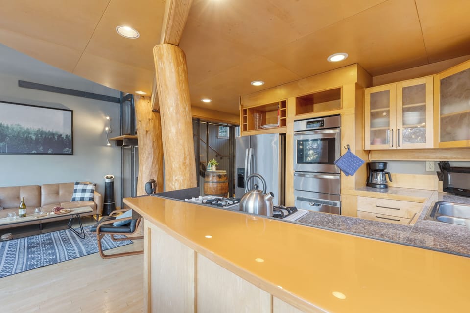 Fully equipped kitchen.