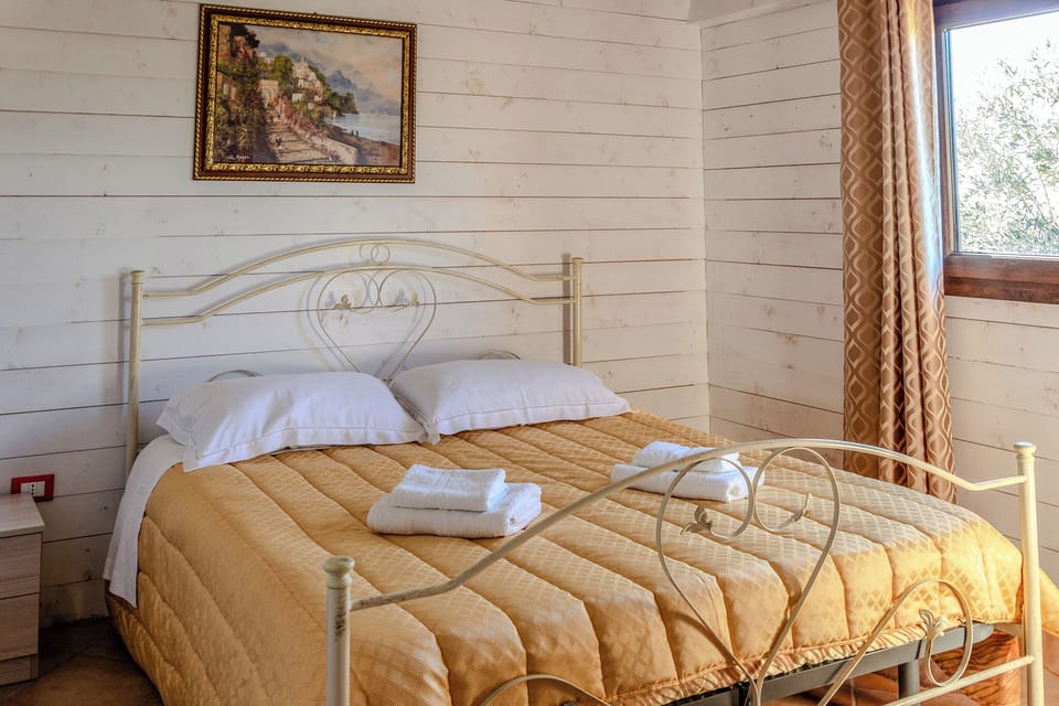 Room, 2 Bedrooms, Patio, Mountain View | Free WiFi, bed sheets