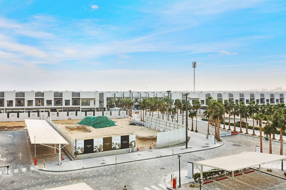 Views of Dubai: Enjoy vibrant city life with palm-lined streets and modern architecture!
