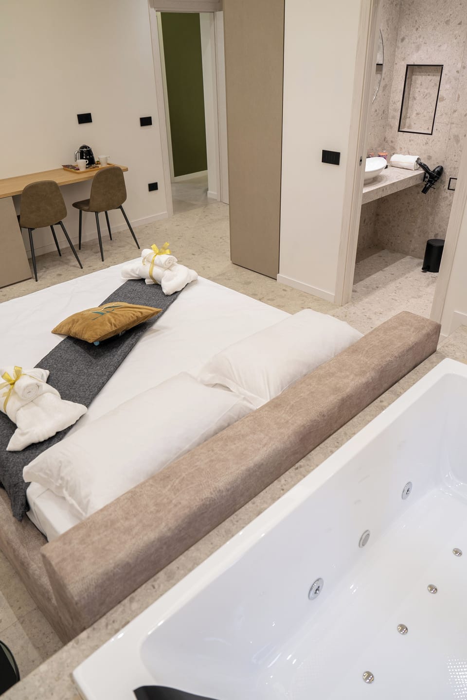 Suite monolocale di lusso con vista sulle montagne e balcone (Fuoco 1) | Private spa tub