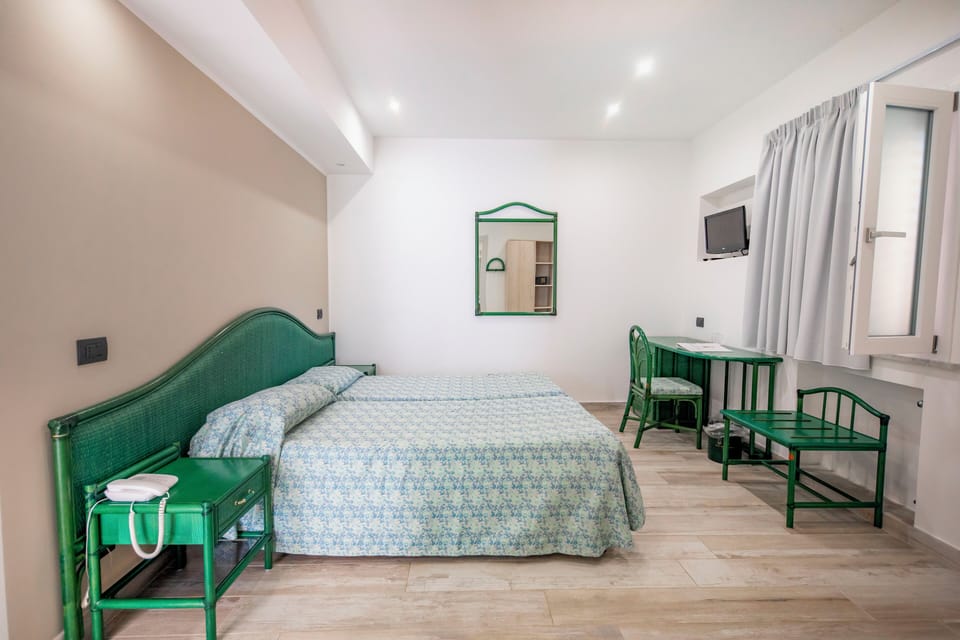 Comfort Double Room | Minibar, in-room safe, desk, cribs/infant beds