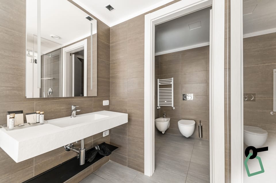 Comfort Double or Twin Room | Bathroom | Shower, free toiletries, hair dryer, towels