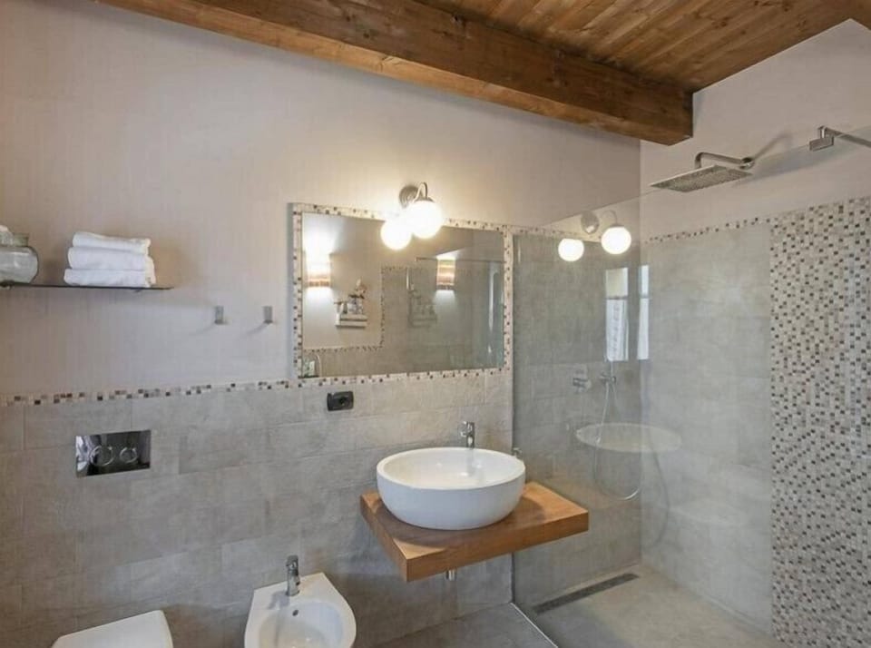 Deluxe Double Room, Private Bathroom, Hill View | Bathroom | Shower, eco-friendly toiletries, hair dryer, slippers