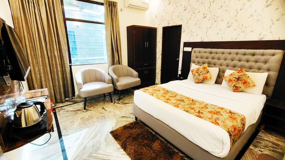 Executive Double Room | Desk, laptop workspace, free WiFi, bed sheets