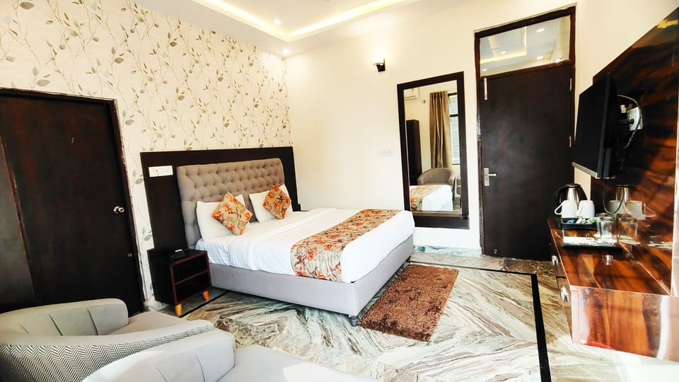 Executive Double Room | Desk, laptop workspace, free WiFi, bed sheets