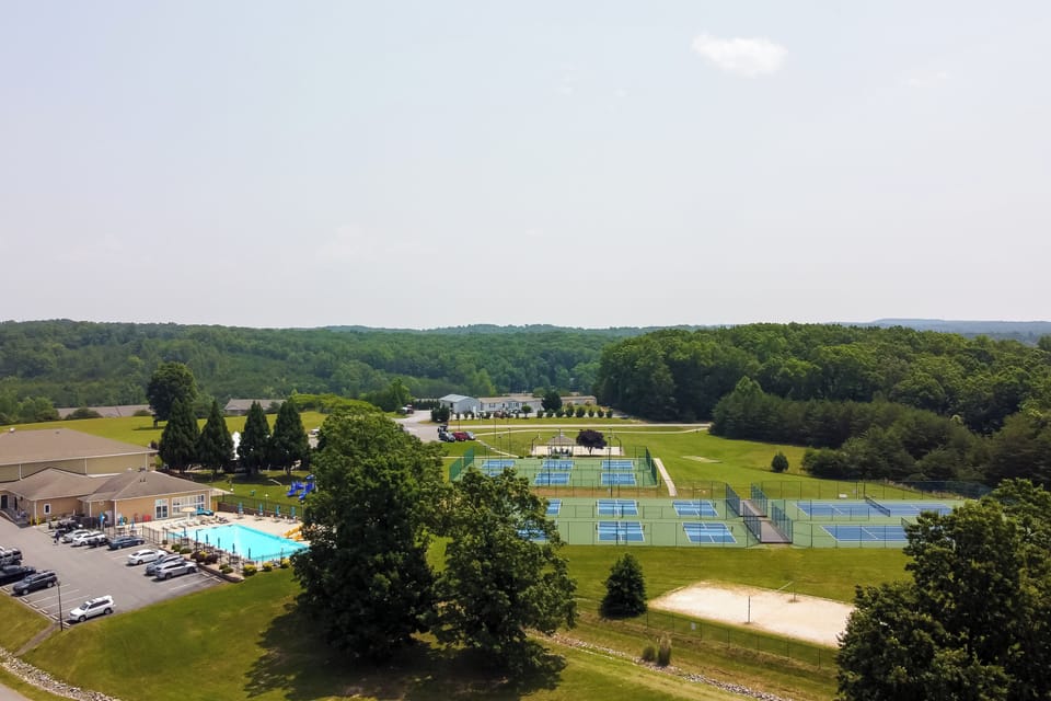 Top-floor Balcony & Serene Views: Huddleston Condo Apartment in Smith Mountain Lake