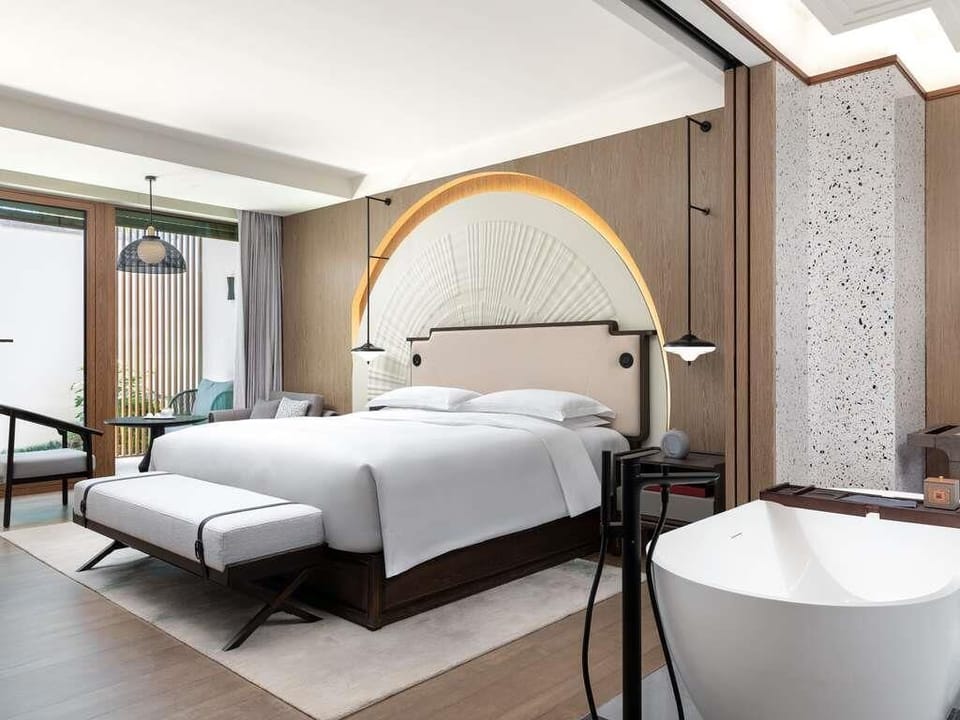 Room, 1 King Bed, Garden View (Courtyard) | Minibar, in-room safe, blackout drapes, iron/ironing board