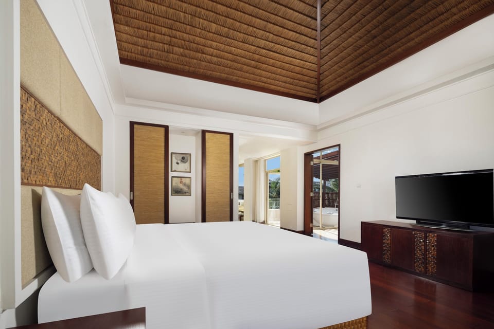 Exclusive Suite, Mountain View (1 King Bed and 1 Twin Bed) | Premium bedding, Select Comfort beds, desk, blackout drapes