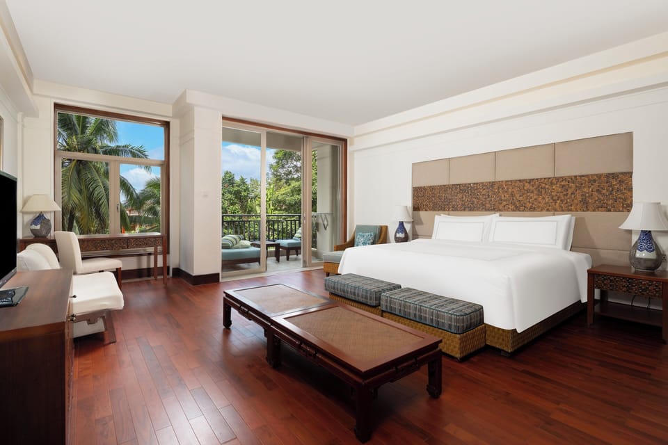 Premier Room, 1 King Bed | Premium bedding, in-room safe, desk, blackout drapes